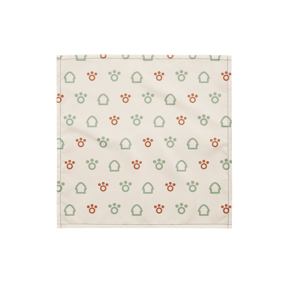 Bandana blanca para mascota talla S, extendida, con patrón de huellas y casitas en verde salvia y terracota