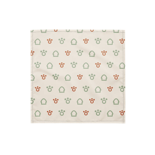 Bandana blanca para mascota talla S, extendida, con patrón de huellas y casitas en verde salvia y terracota