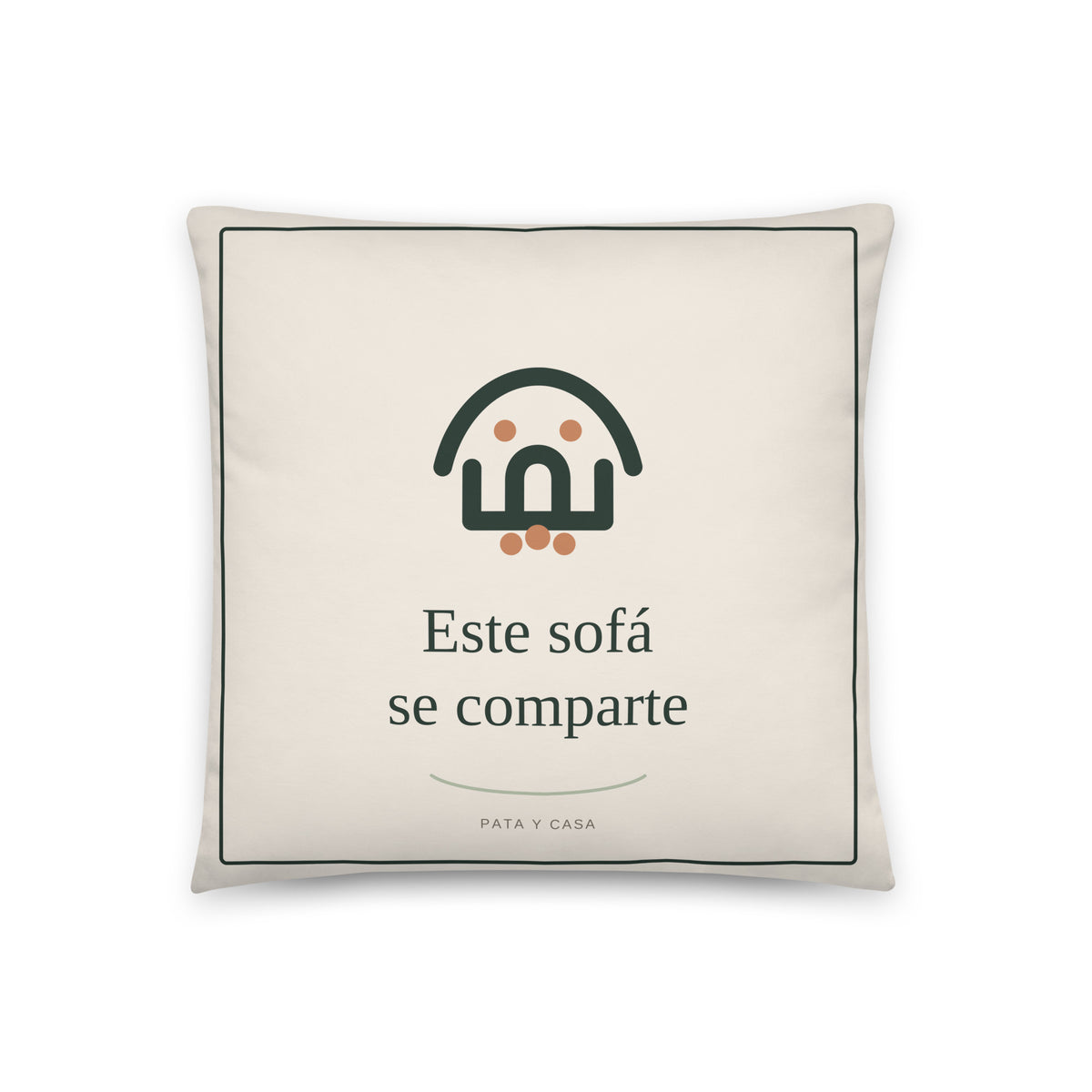 Cojín cuadrado de color crudo con el lema «Este sofá se comparte» y el logo de Pata y Casa