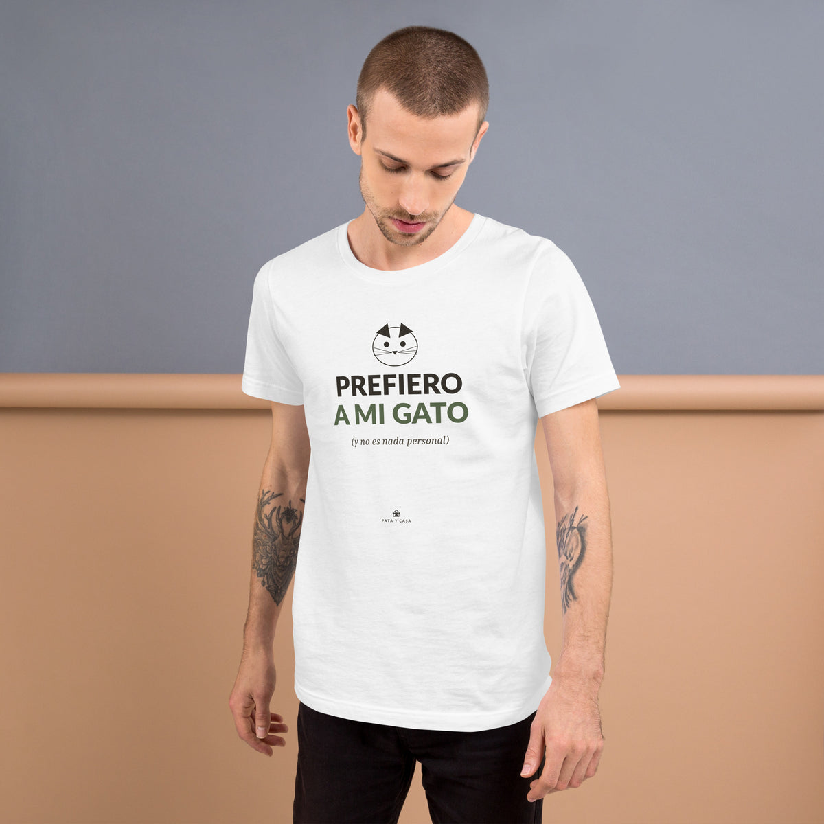 Camiseta blanca unisex Prefiero a Mi Gato, vista frontal con el diseño felino en negro y terracota
