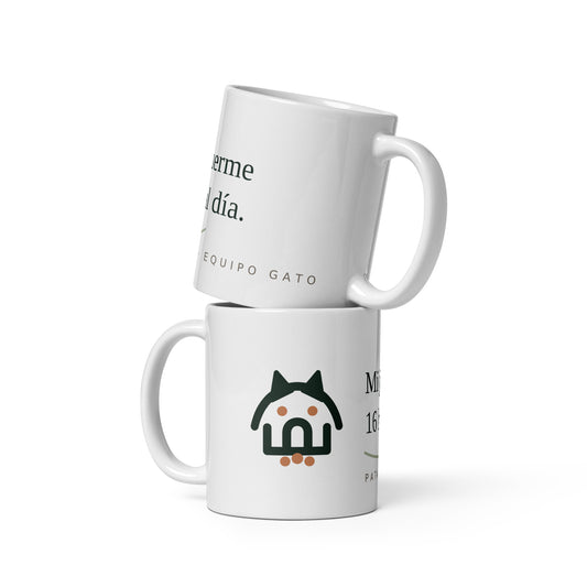 Dos tazas blancas de 11 oz apiladas con el texto Mi Jefe Duerme 16 Horas y el icono gatuno