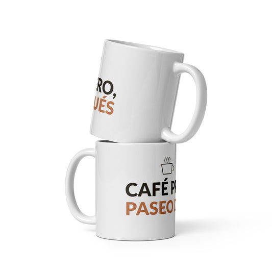 Dos tazas blancas de 11 oz apiladas mostrando el diseño Café Primero, Paseo Después