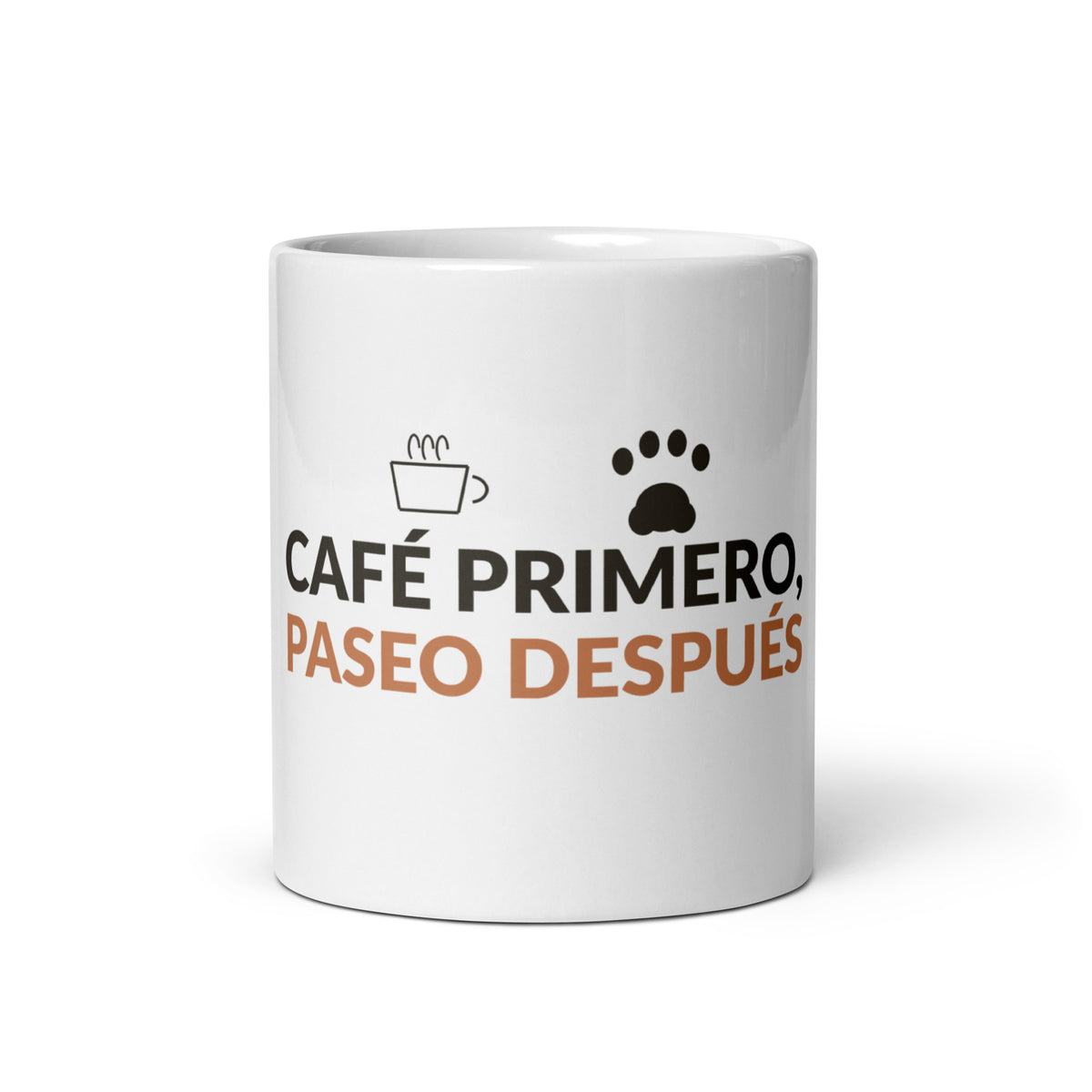 Taza blanca de cerámica con el lema «Café primero, paseo después», vista frontal