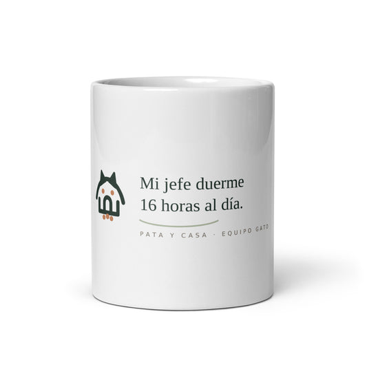 Taza blanca de cerámica con el lema «Mi jefe duerme 16 horas al día», vista frontal