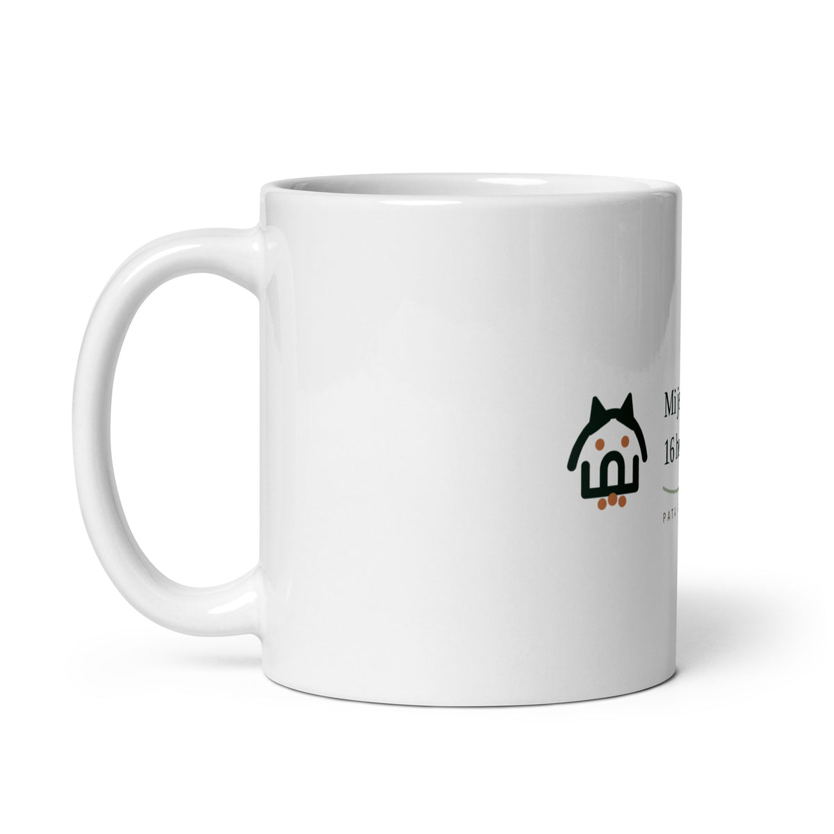 Taza Mi jefe duerme 16 horas al día, vista de tres cuartos con el asa a la izquierda