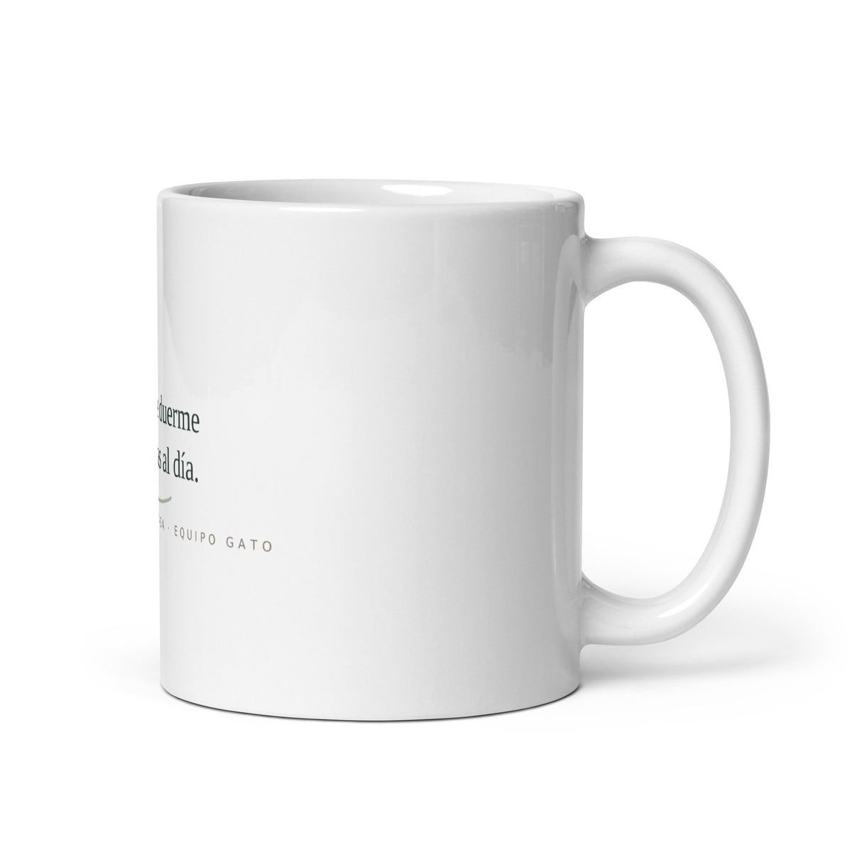 Taza Mi jefe duerme 16 horas al día, vista de tres cuartos con el asa a la derecha